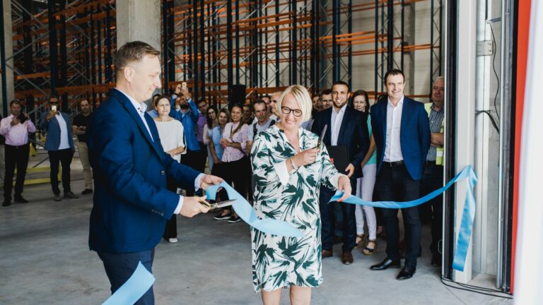 Marcin-Kowalski-CEO-i-Camilla-Wikman-CMO.-Otwarcie-hali-logistycznej-Prevex-20-06-2018-24-